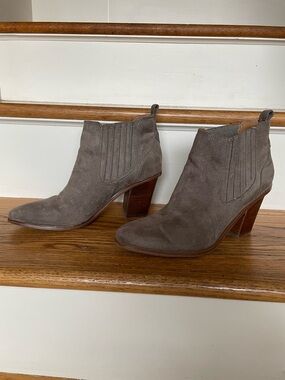 Nine West Mayley Vegan Suede Gray Ankle Boots Booties 9 Stretch 3.5" Stack Heel